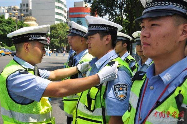 中午集合，檢查民警是否規范著裝