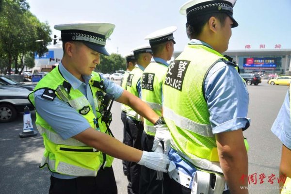 中午集合，檢查民警單警裝備佩戴情況